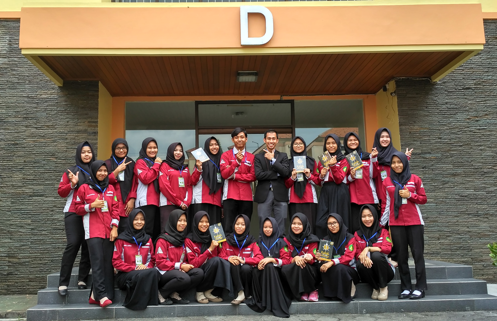 Talkshow dan Bedah Buku â€œKuliah itu Nggak Pentingâ€