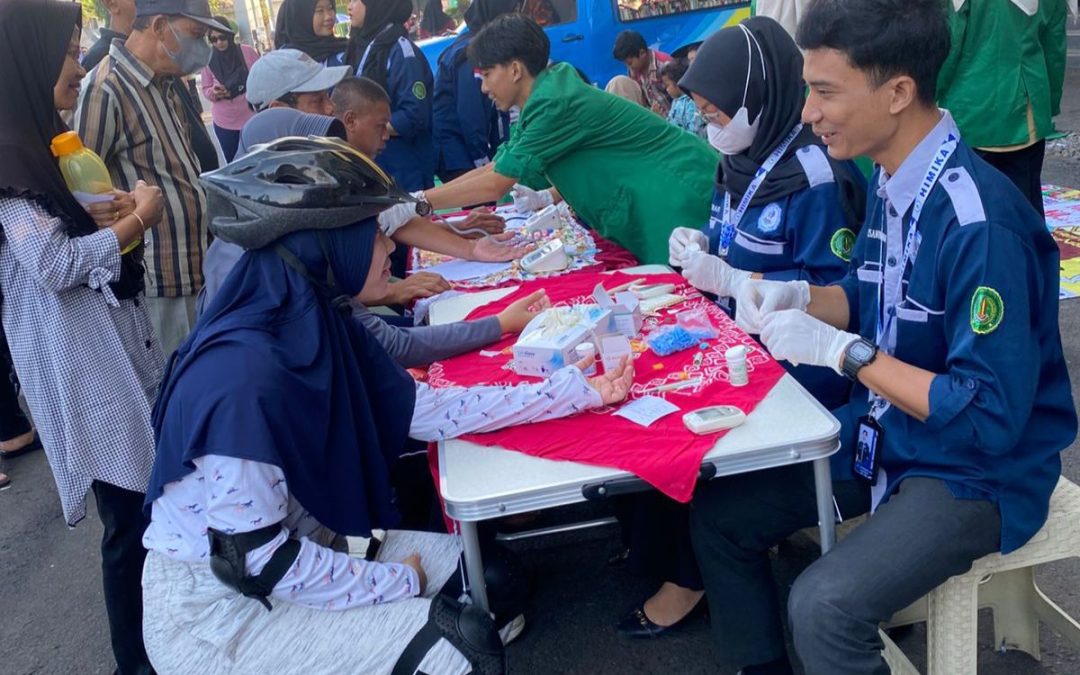 ITEKES Cendekia Utama Kudus dan HIMIKA Gelar Cek Kesehatan Gratis di CFD Simpang 7 Kudus